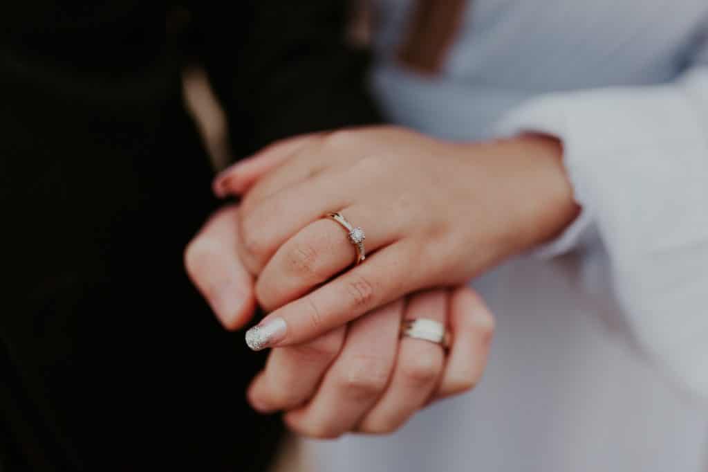 La bague : symbole de l'amour.