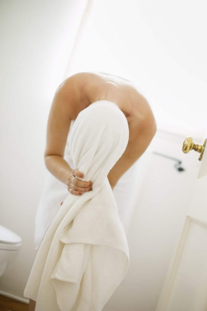 La serviette en microfibre pour les cheveux : must-have de la salle de bain.