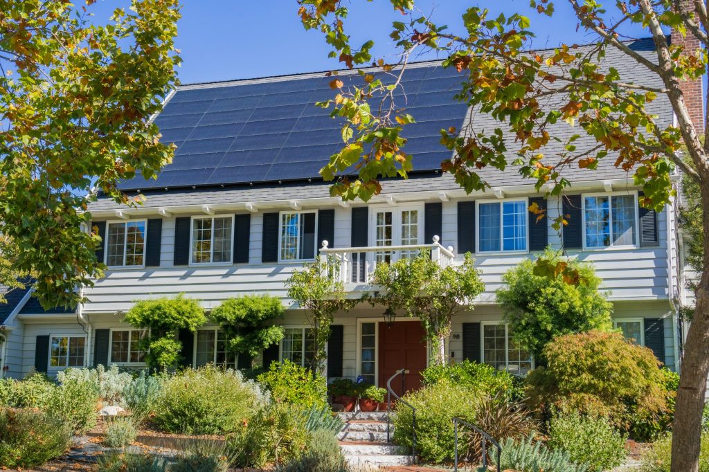 Comment calculer le nombre de panneaux solaires à installer sur son toit ?