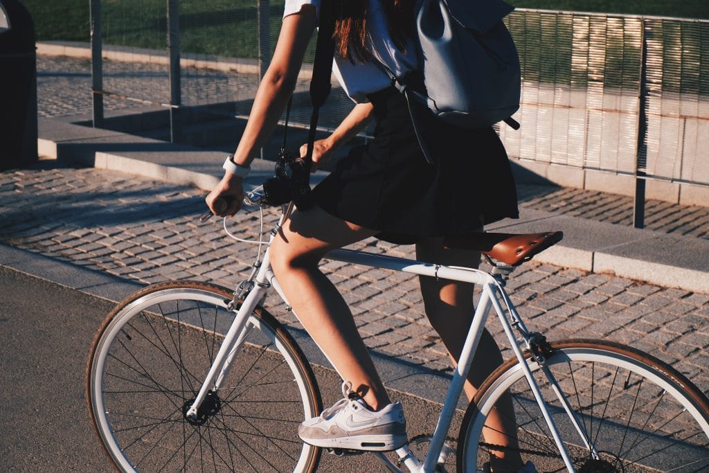 Contre le vol de vélo, pensez à constamment l'attacher, même pendant une absence de 5 minutes...