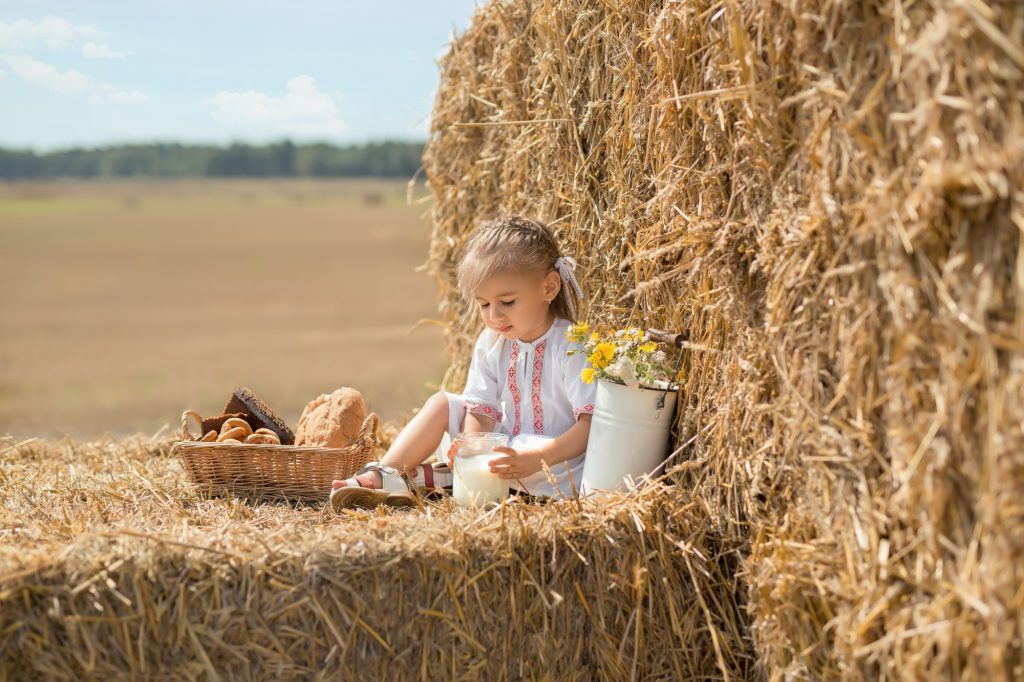 Le style folk et fausse fourrure pour enfants est incontournable.