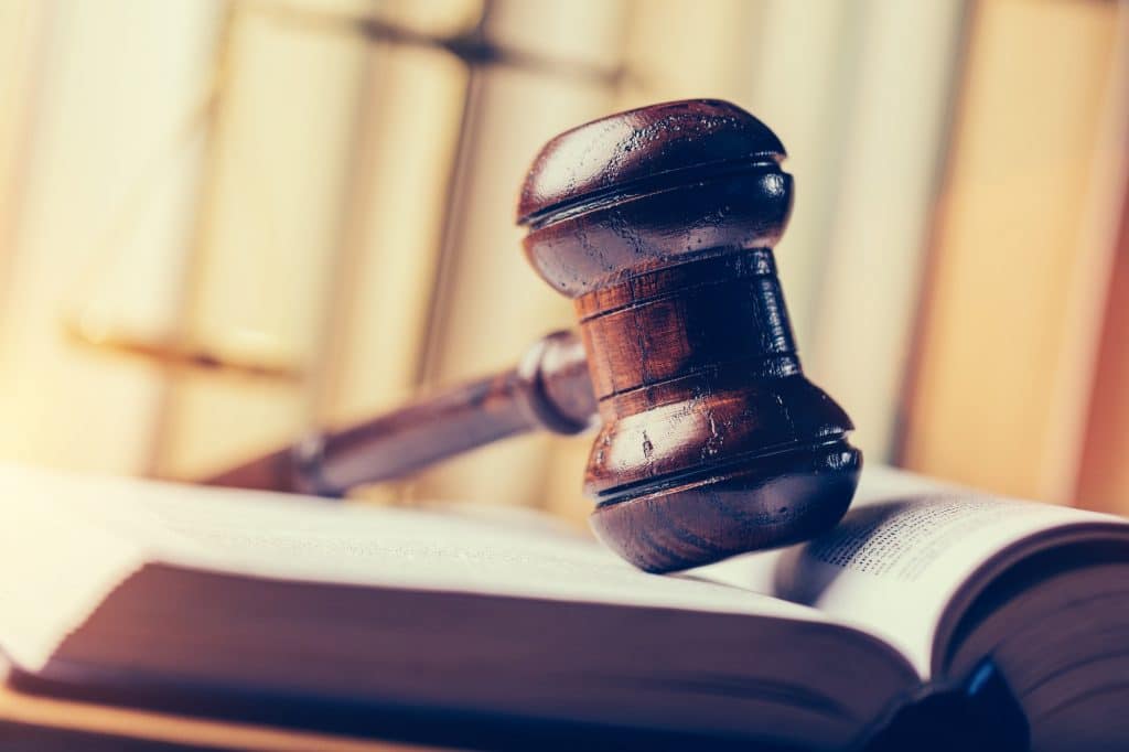 La plaidoirie d'un avocat vise à convaincre le juge.