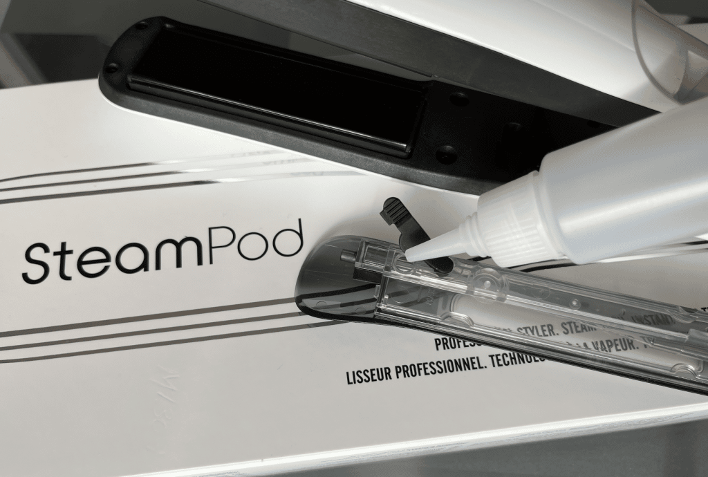 Avant d'utiliser le fer à lisser Steampod 3.0, on pense bien à ajouter de l'eau déminéralisée dans le réservoir prévu à cet effet.