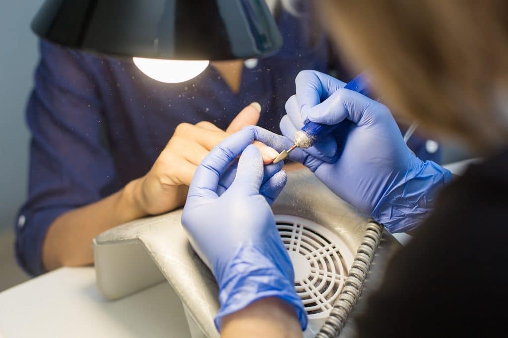 Comment réaliser de beaux ongles vernis sans ponceuse ? C'est l'outil indispensable des professionnelles et amatrices de faux-ongles.