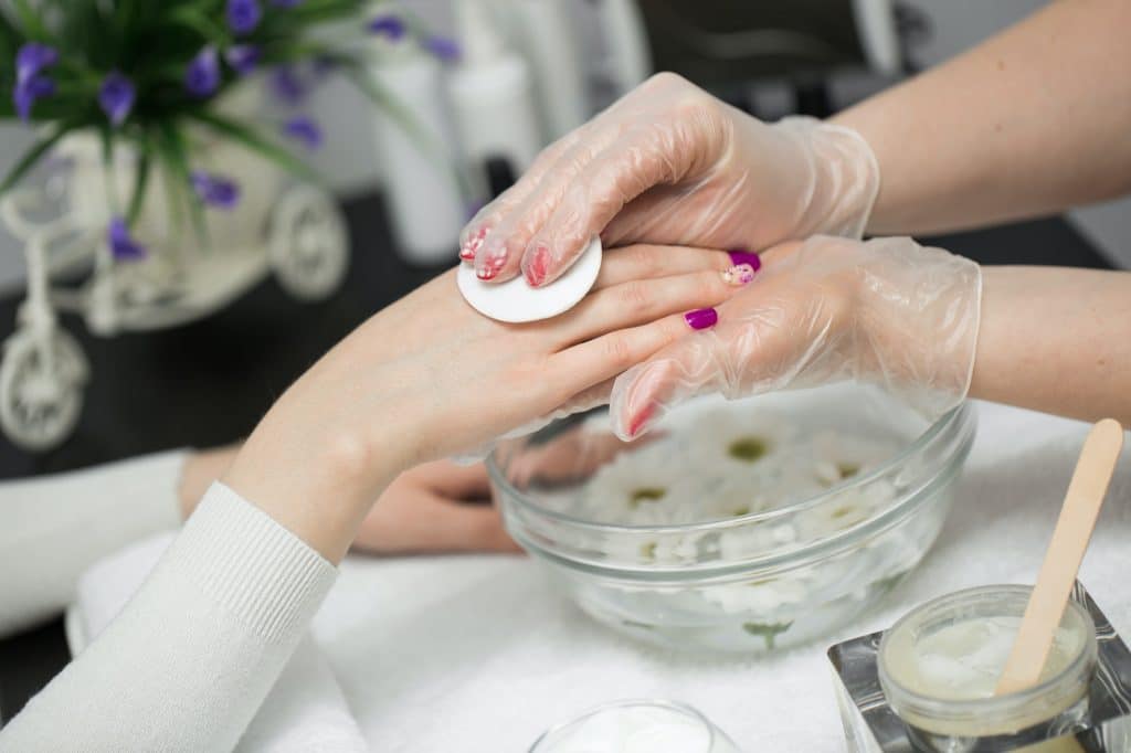 Enlever son vernis à ongles ne passe pas obligatoirement par la ponceuse. Il existe d'autres méthodes.