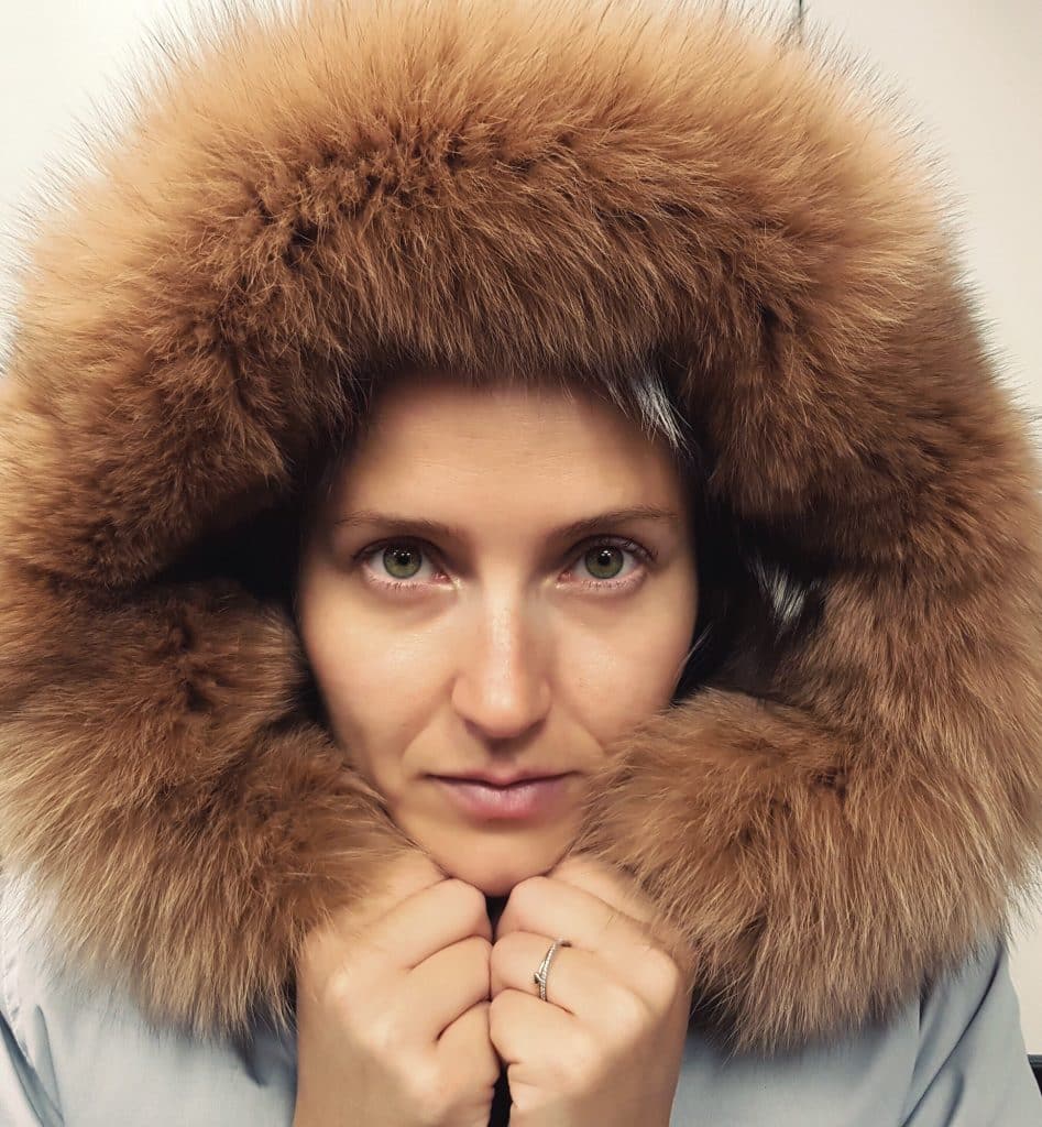 Manteau de fourrure à capuche, la parka indémodable.