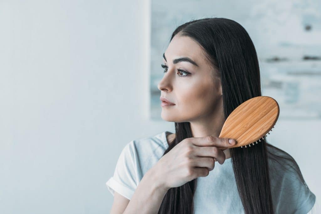 Bien nettoyer sa brosse à cheveux : une étape à ne pas négliger pour avoir des cheveux sains.