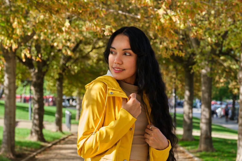 Jeune fille tendance habillée d'un imperméable jaune.