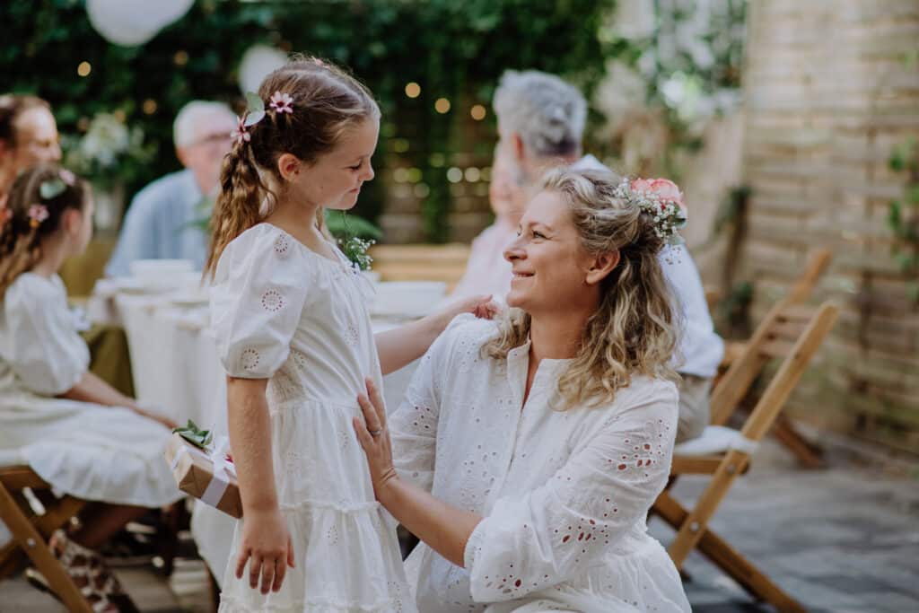 On n'hésite pas à accessoiriser les tenues des petites filles passe avec une jolie coiffure !